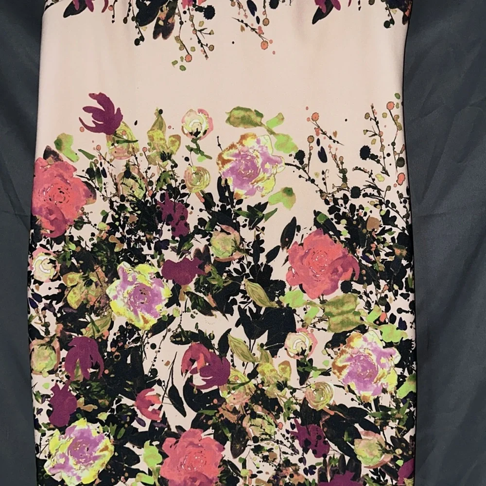 Pink floral V-neck dress - Picture 2 of 8